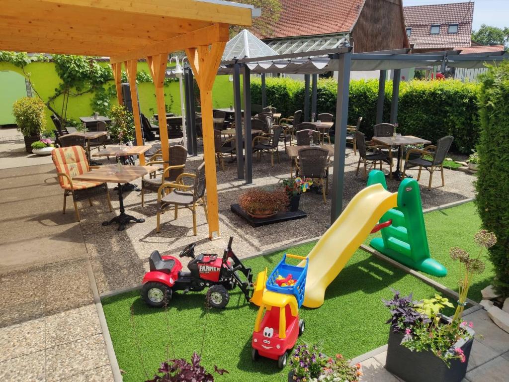 foto der terrasse vom landhaus post mit spielgeräten im spielbereich für kinder