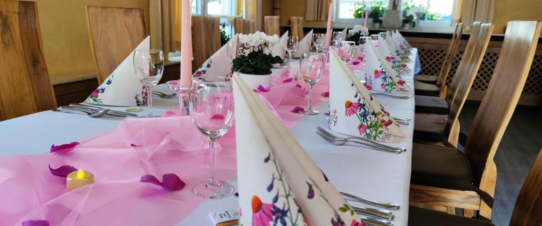 festlich gedeckter tisch rosa