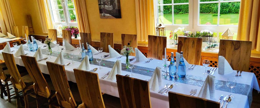 Gedeckter Tisch silber