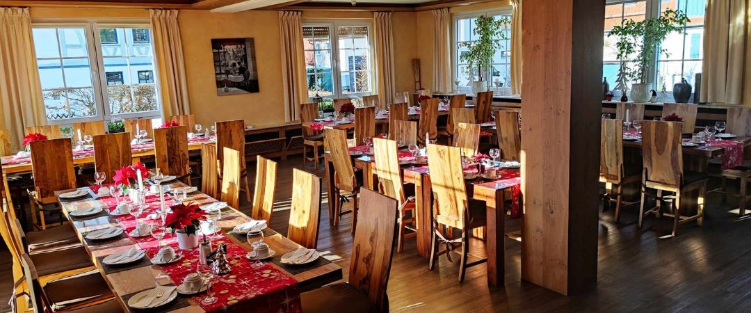 festlich gedecker tisch rot